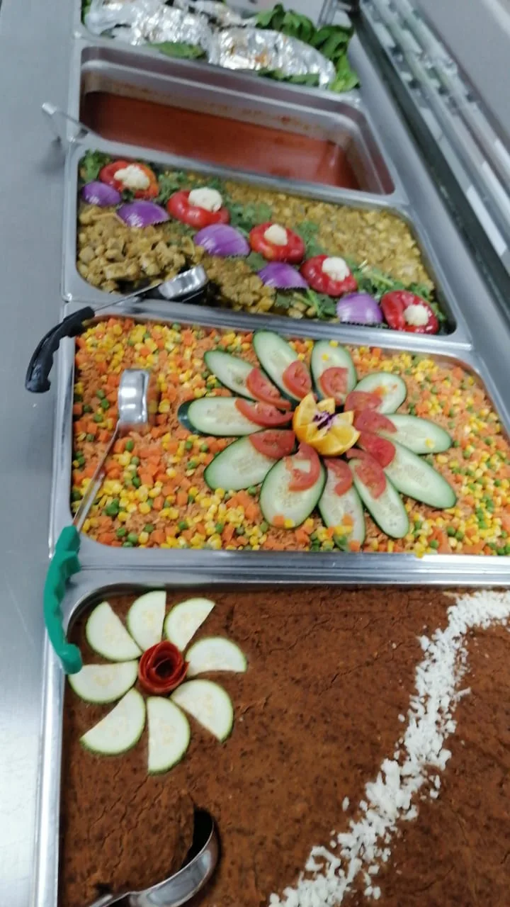 Comedor industrial en Monterrey — línea de servicio